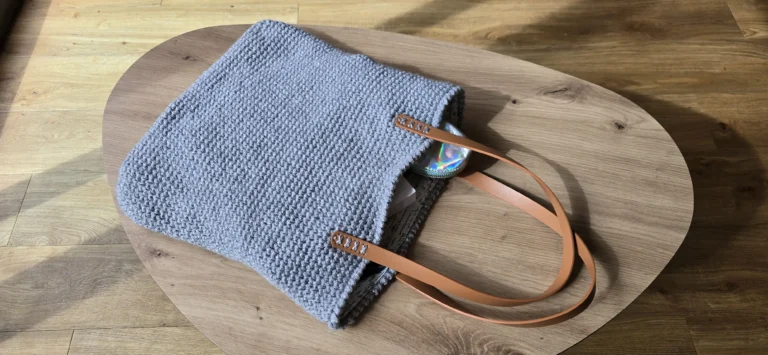 Créez votre premier sac élégant en crochet : Tutoriel facile pour débutants, avec un design réversible unique